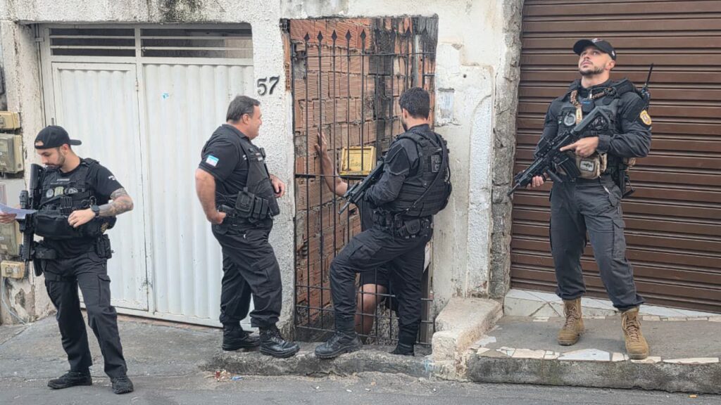 Policiais civis cumprem mandado de busca durante a Operação Money Talks, realizada na Grande Vitória nesta quinta-feira (31)