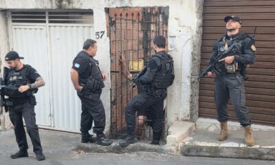 Policiais civis cumprem mandado de busca durante a Operação Money Talks, realizada na Grande Vitória nesta quinta-feira (31)