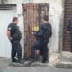 Policiais civis cumprem mandado de busca durante a Operação Money Talks, realizada na Grande Vitória nesta quinta-feira (31)