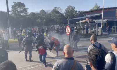 Protesto termina em tumulto na ArcelorMittal - Polícia usa bomba e spray de pimenta