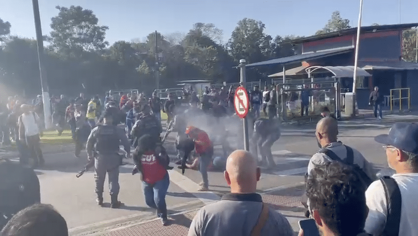 Protesto termina em tumulto na ArcelorMittal - Polícia usa bomba e spray de pimenta