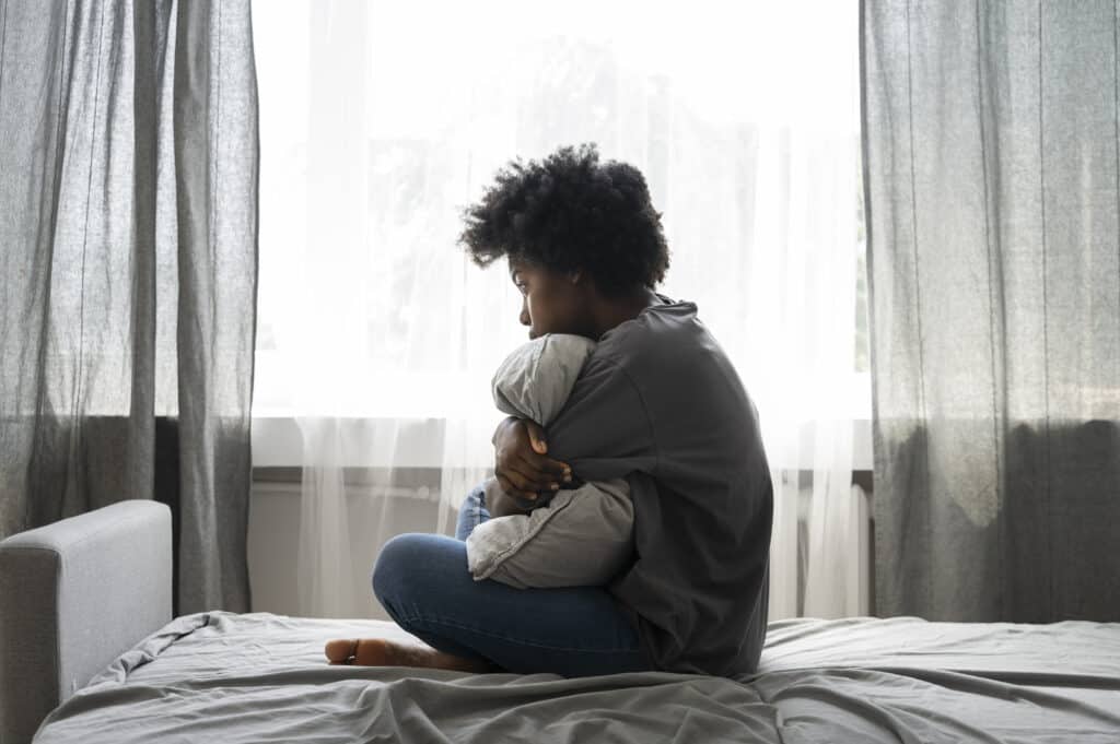 A solidão dos tempos modernos revela não apenas ausência de companhia, mas uma mudança profunda nas formas de viver e se relacionar. Foto: Freepik