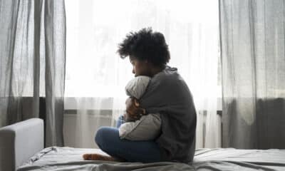 A solidão dos tempos modernos revela não apenas ausência de companhia, mas uma mudança profunda nas formas de viver e se relacionar. Foto: Freepik