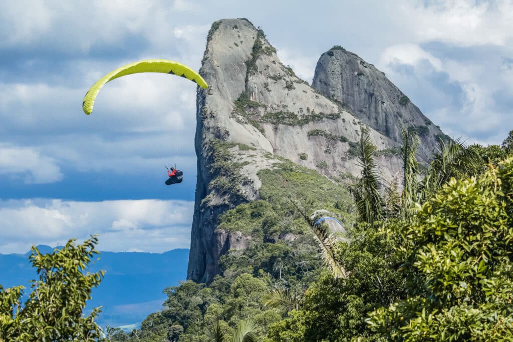 Atleta sobrevoa as montanhas capixabas durante a travessia da Transcapixaba Hike and Fly
