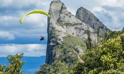 Atleta sobrevoa as montanhas capixabas durante a travessia da Transcapixaba Hike and Fly