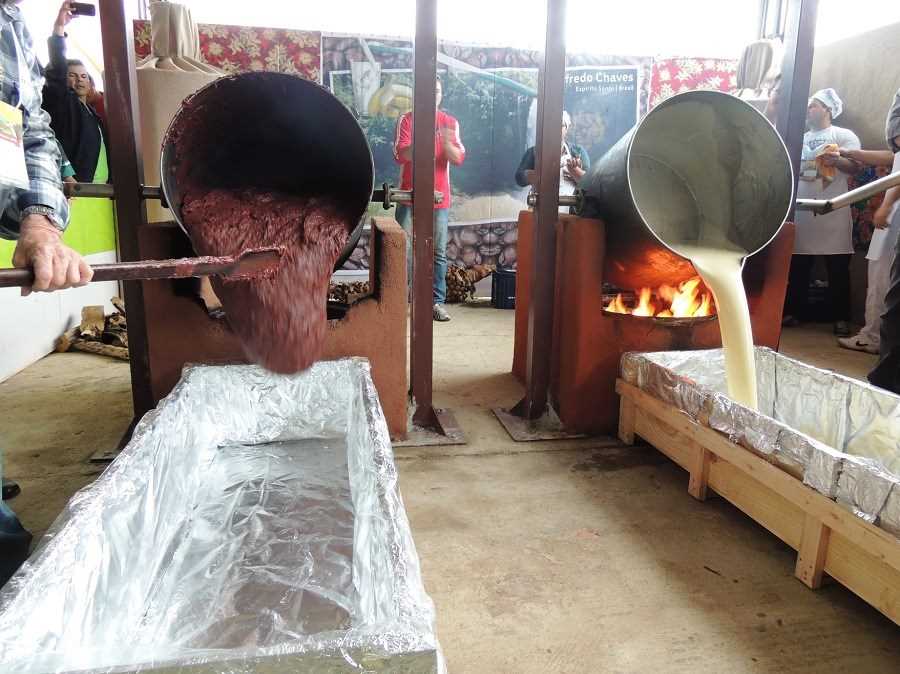 Virada dos Tachos reúne centenas de pessoas para acompanhar o preparo de quase 300 kg de doce de banana com requeijão, em Alfredo Chaves