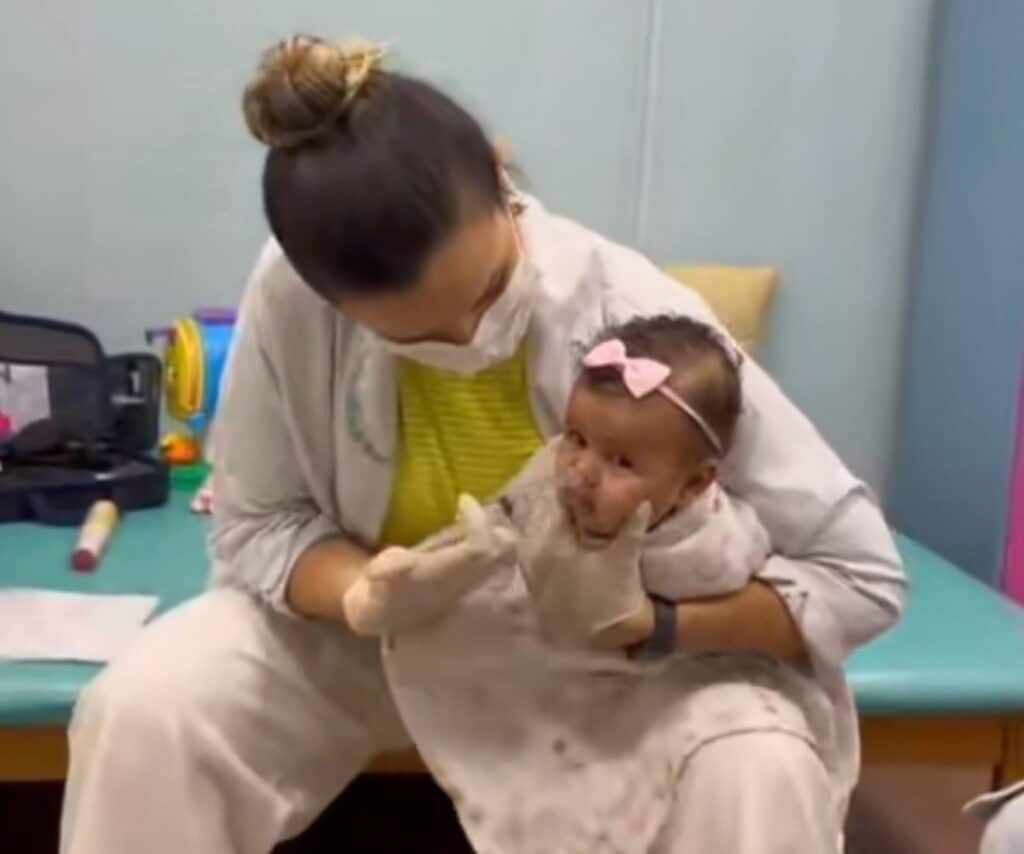 A fisioterapeuta capixaba Samila Montay ensina como fazer lavagem nasal em bebê. Foto: Reprodução