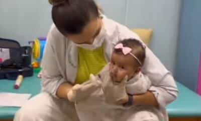 A fisioterapeuta capixaba Samila Montay ensina como fazer lavagem nasal em bebê. Foto: Reprodução