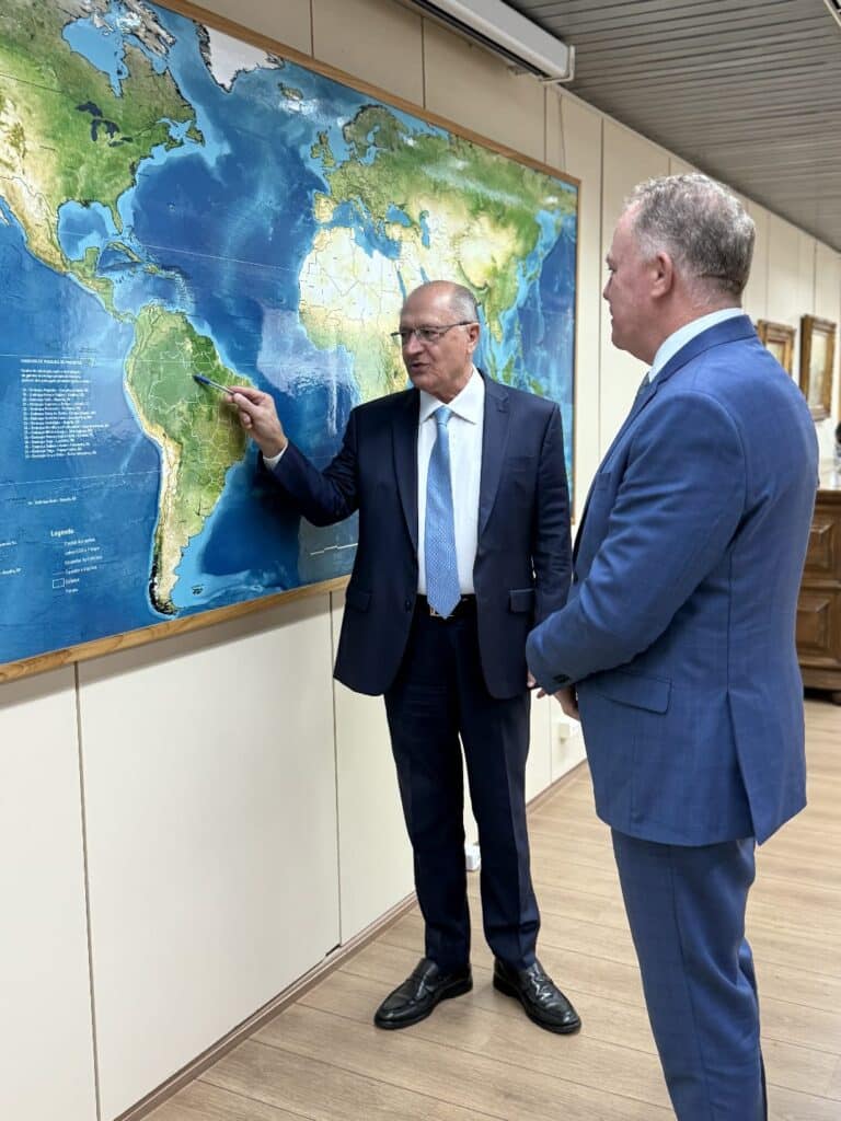 Casagrande e Alckmin se reuniram para discutir os impactos do tarifaço de Trump no ES. Foto: Divulgação (Governo do ES)