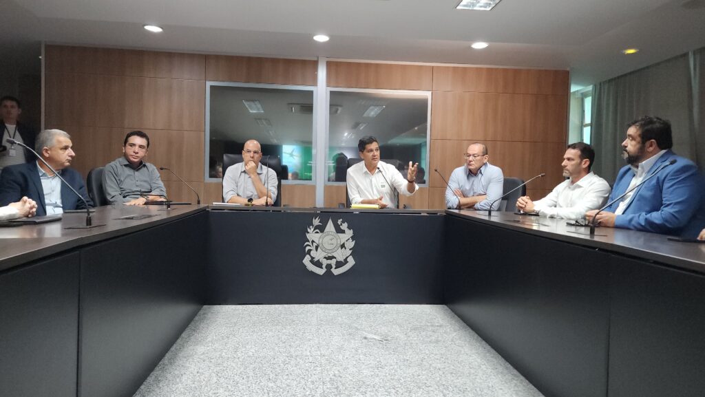 Durante o dia, o vice-governador se reuniu com representantes do agro e rochas para discutir os impactos do tarifaço. Foto: Divulgação (Governo)