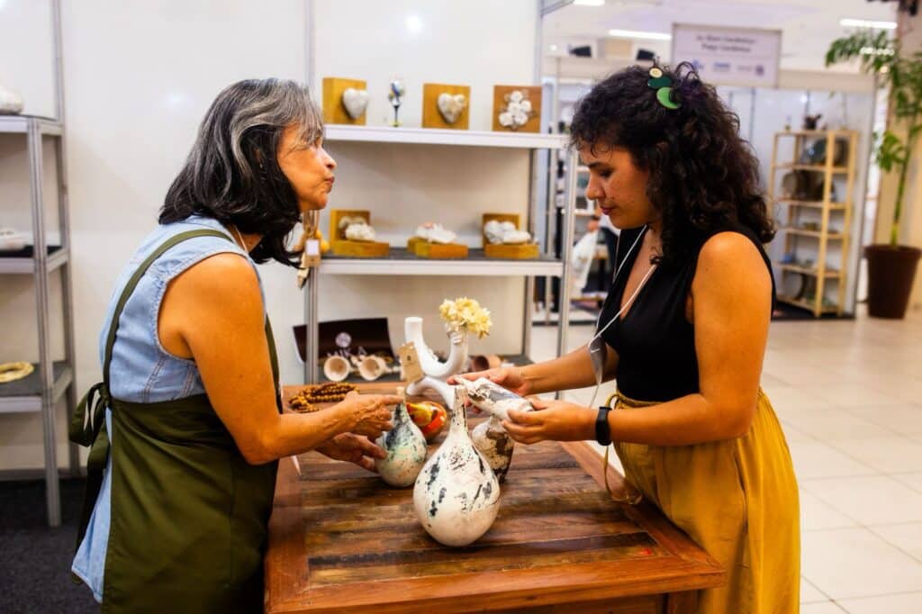 Visitantes conferem peças autorais durante a Feira de Cerâmica e Decoração do Espírito Santo, que valoriza o feito à mão no estado