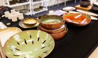 Expositores apresentam utilitários e objetos decorativos em cerâmica, combinando tradição e design contemporâneo
