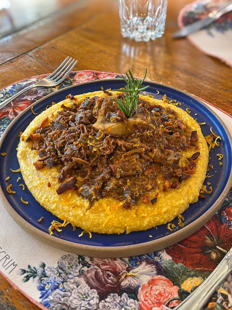 Pratos como o ragu de ossobuco com polenta rústica, crocante de bacon e raspas de gema curada estão no cardápio do Alecrim Restaurante, em Pedra Azul