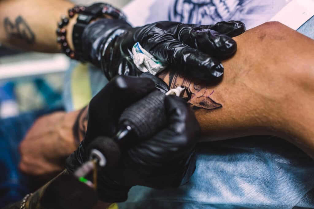 Pomadas anestésicas ainda poderão ser utilizadas na tatuagem. Foto: Freepik