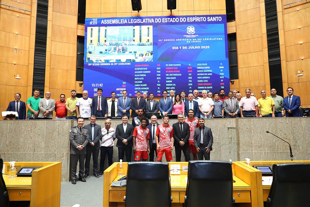 Deputados em plenário, com jogadores e representantes dos clubes de futebol, durante a votação do projeto. Foto: Ales