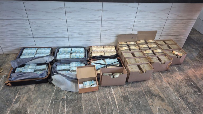 As malas e caixas com dinheiro foram encontradas durante operação da PF. Foto: Divulgação (PF)