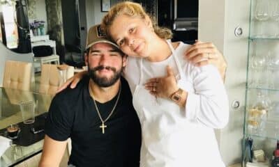 A chef capixaba Roseli Schwartz ao lado do goleiro Alisson Becker