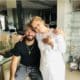 A chef capixaba Roseli Schwartz ao lado do goleiro Alisson Becker