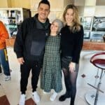 A chef capixaba Roseli Schwartz com o meio-campista Marquinho e Jaque Siena, na Itália