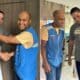 Após 14 anos, o vigilante Gabriel Inácio reencontra o psicólogo Pedro Telles, que o ajudou a deixar as ruas na infância