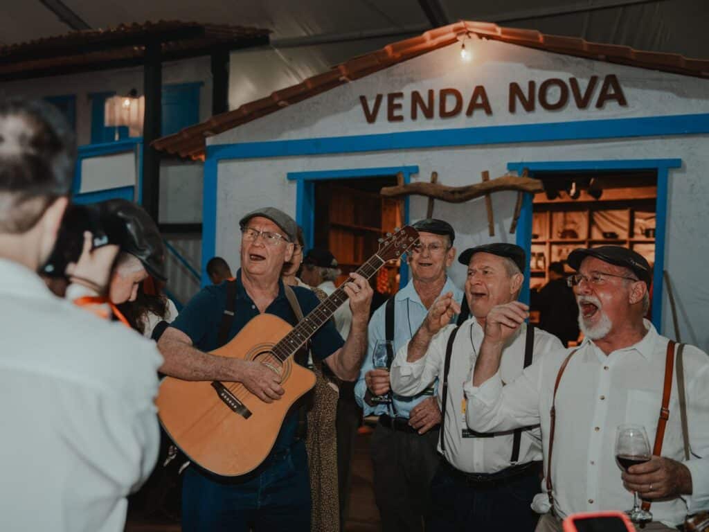Apresentação de cantoria típica anima os visitantes na Vila de Venda Nova, espaço cultural da RuralturES 2025, em Pindobas