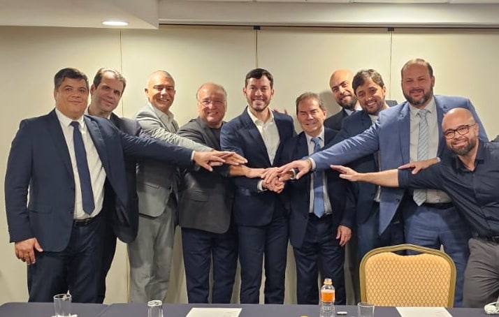 Arnaldinho (ao centro) celebra acordo com dirigentes nacionais do Solidariedade e do PRD