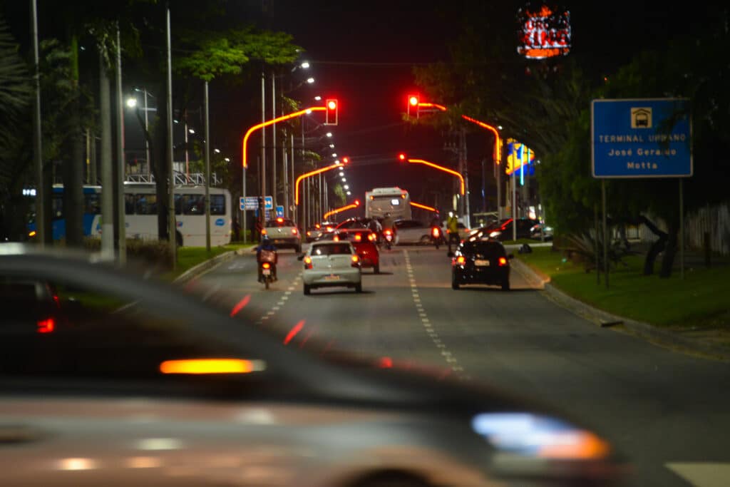Semáforos inteligentes, com iluminação que se estende pelo braço de sustentação e pela coluna semafórica na Serra