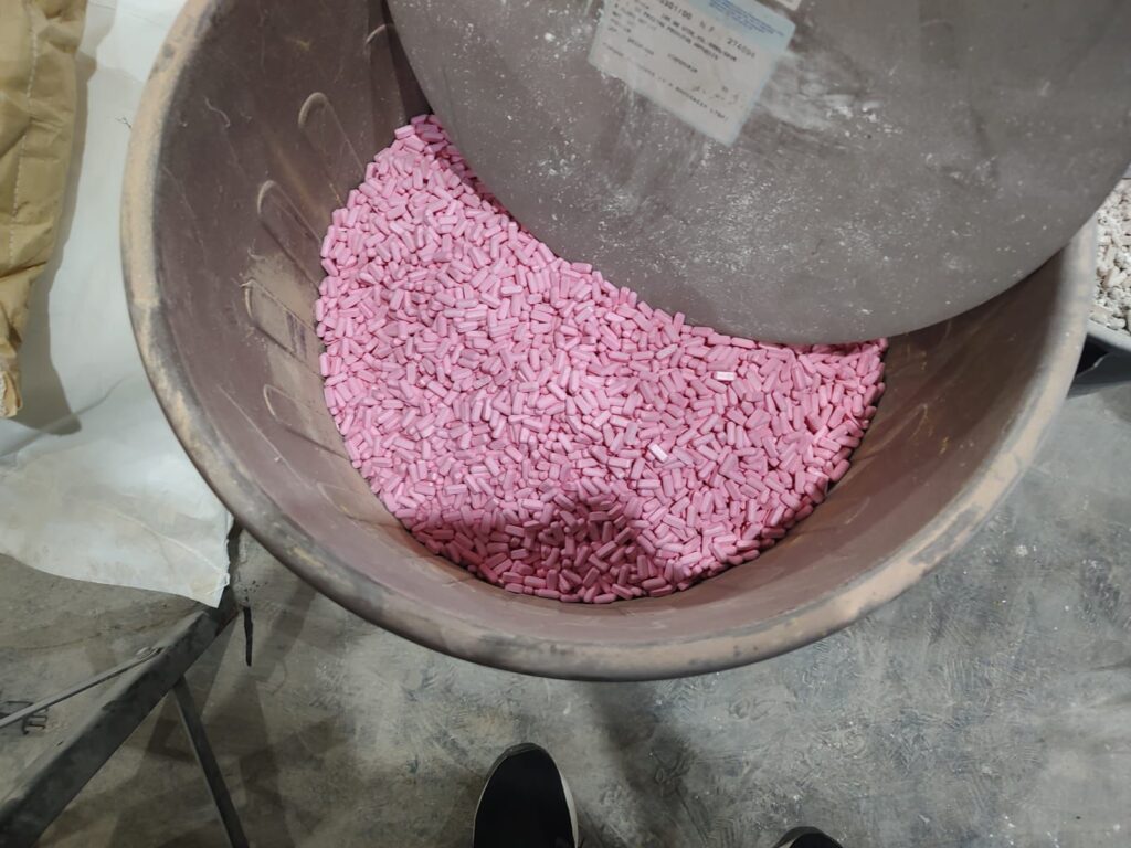 Baldes cheios de cápsulas apreendidos em laboratório clandestino de suplementos em Itapemirim. Produtos eram fabricados sem registro sanitário