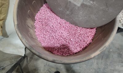 Baldes cheios de cápsulas apreendidos em laboratório clandestino de suplementos em Itapemirim. Produtos eram fabricados sem registro sanitário
