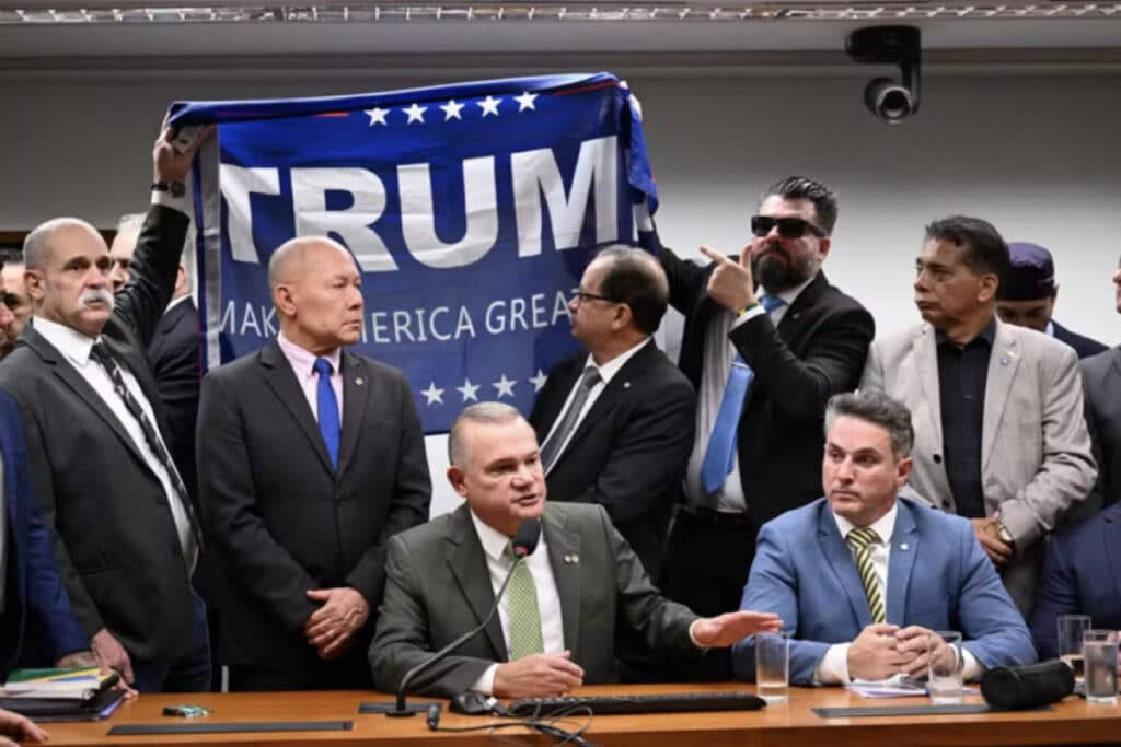 Deputados exibem bandeira de Trump em homenagem a Bolsonaro (Foto: Edilson Rodrigues/Agência Senado)