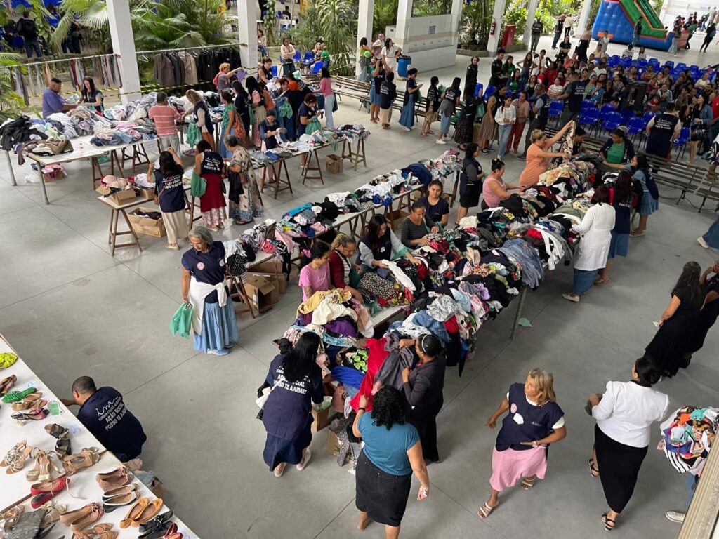 Bazar solidário oferece roupas e calçados gratuitos para famílias em situação de vulnerabilidade