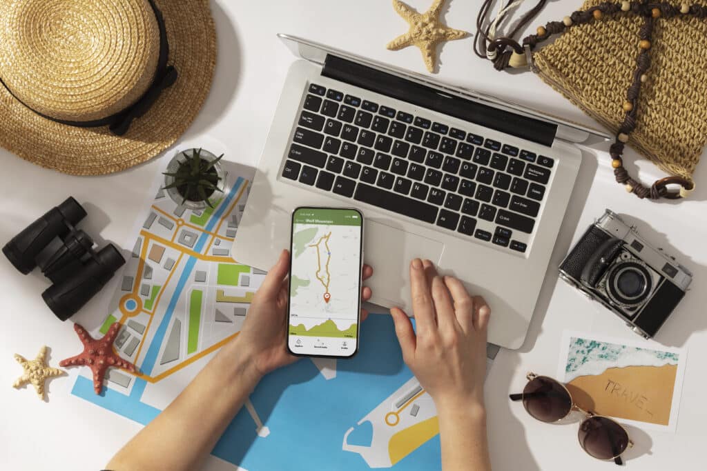 Algumas ferramentas tecnológicas podem ser essenciais em viagens. Foto: Freepik
