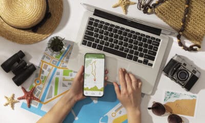 Algumas ferramentas de tecnologia podem ser essenciais em viagens. Foto: Freepik