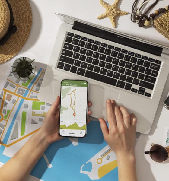 Algumas ferramentas de tecnologia podem ser essenciais em viagens. Foto: Freepik