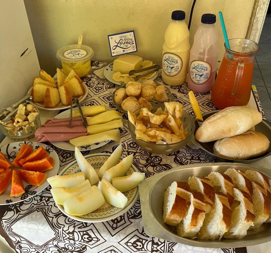 Café da manhã do Camalles Cama e Café, em Ibiraçu, reúne delícias artesanais como pães caseiros, queijos, frutas da estação e sucos naturais, em clima de roça e acolhimento