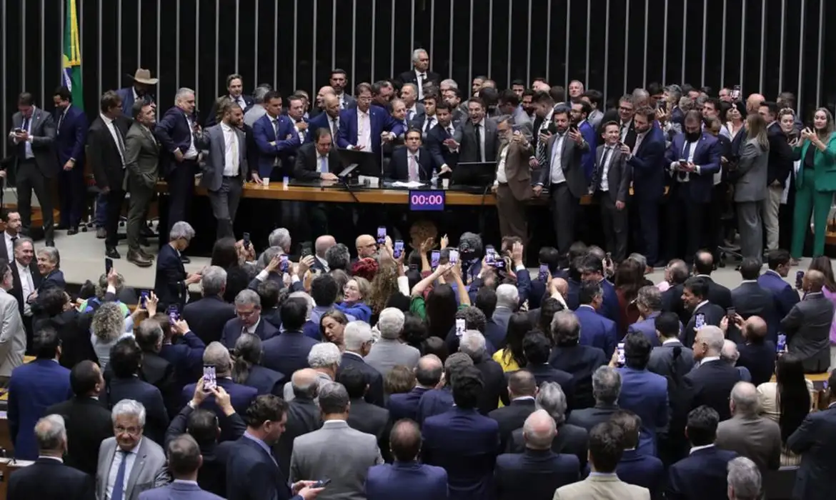 Aumento no número de deputados pode elevar em R$ 46,2 milhões o custo da Câmara dos Deputados, em meio a críticas sobre ineficiência e desperdício de recursos públicos. Foto: Bruno Spada/Agência Brasil