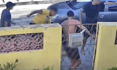 Câmera de segurança flagra o momento em que jovem é agredido por grupo de homens antes de ser forçado a entrar em um carro, em Vila Velha