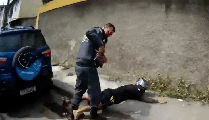 A abordagem dos PMs foi filmada por uma câmera corporal. Foto: Reprodução