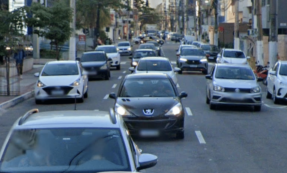Na avenida Hugo Musso as obras deixam o trânsito lento no acesso à Terceira Ponte. Foto: Reprodução (Google)