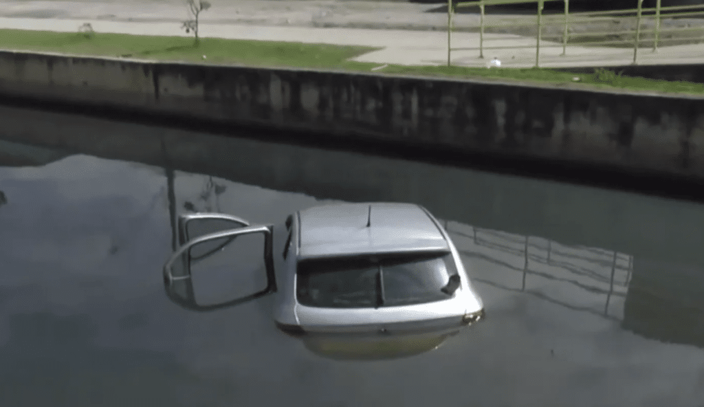 Carro é encontrado submerso em um valão no bairro Santa Mônica, em Vila Velha