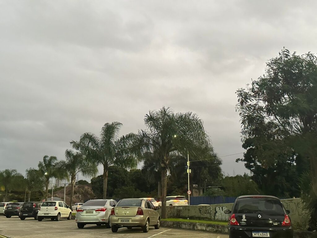 Céu nublado na Praia da Costa, em Vila Velha