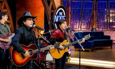 Chitãozinho & Xororó comemoram 55 anos de carreira com homenagem especial no The Noite. Foto: Divulgação