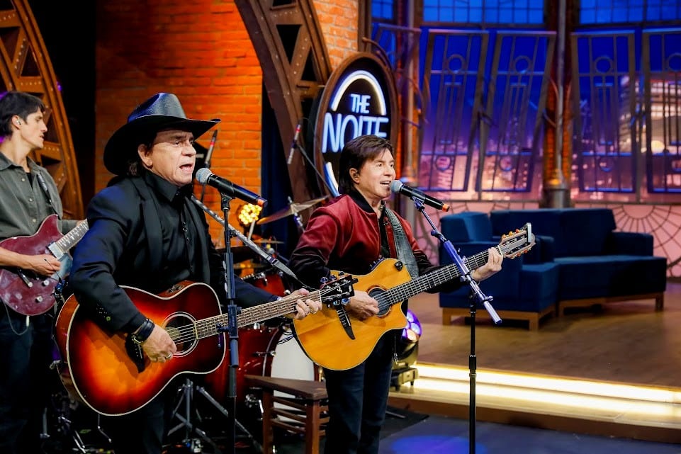 Chitãozinho & Xororó comemoram 55 anos de carreira com homenagem especial no The Noite. Foto: Divulgação