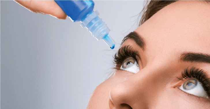 Aprovado pelo FDA nos Estados Unidos, o colírio Vizz promete até 10 horas de alívio da presbiopia, mas especialistas alertam para riscos e necessidade de acompanhamento oftalmológico. Foto: Divulgação