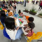 Crianças participam de atividades recreativas e oficinas de arte na ação social