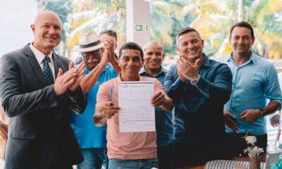Da esquerda para a direita: Coronel Weliton, Zé Preto (mostrando a ficha) e Wellington Callegari