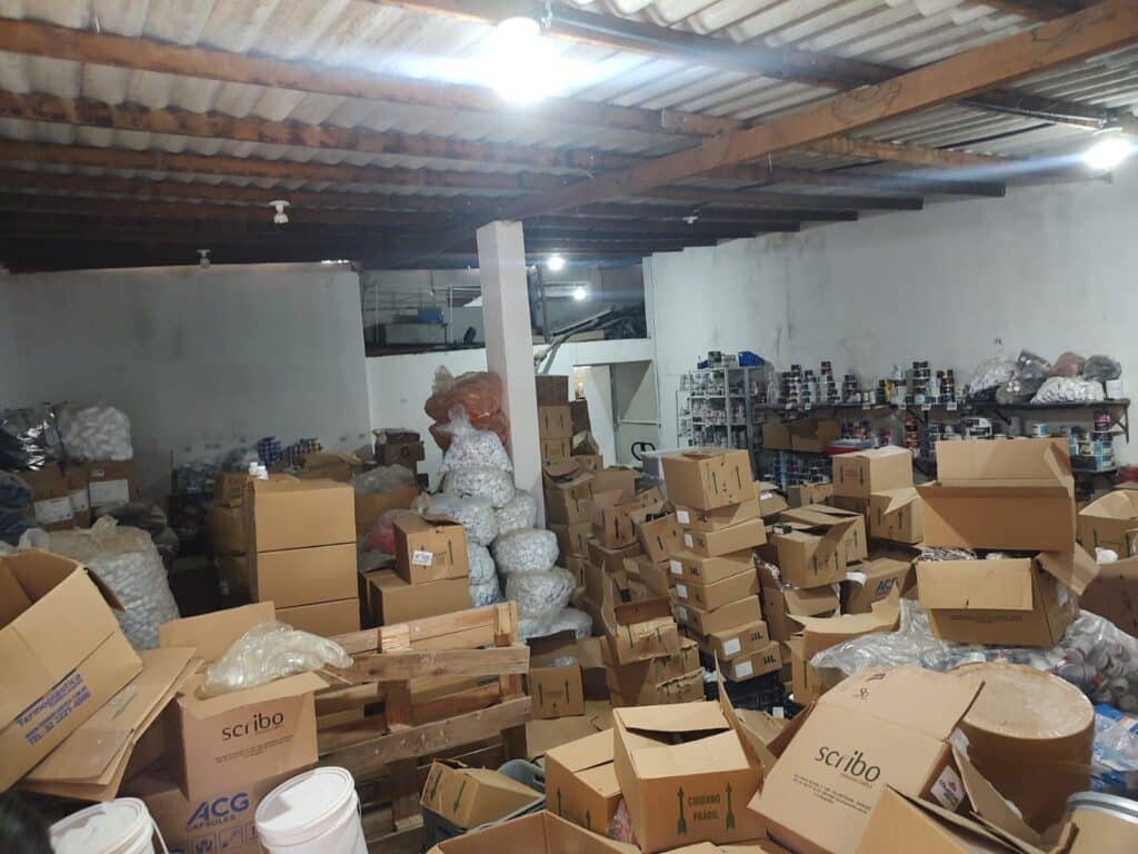 Depósito usado como laboratório clandestino em Itapemirim, onde foram apreendidos cerca de 500 quilos de suplementos sem registro