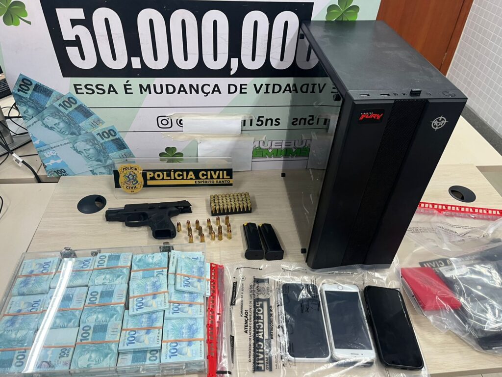 Dinheiro em espécie, arma, munições, celulares e computador foram apreendidos durante cumprimento de mandados de busca