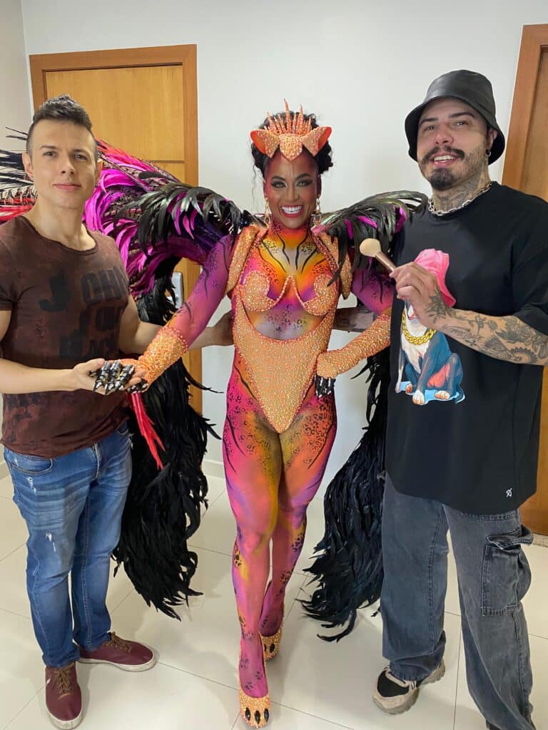 Douglas Locatelli (à esquerda), Layla Bastos e Gustavo Victor (à direita) celebram o resultado da fantasia apresentada na Feijoada da MUG 2025