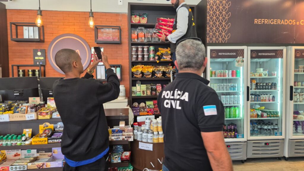 Durante a operação, equipes retiraram os biscoitos das prateleiras de estabelecimentos em Vitória e Vila Velha especializados em alimentos saudáveis.